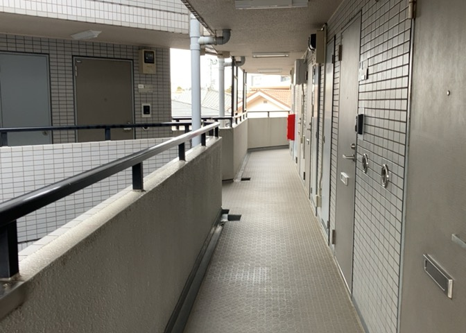 共用部分は、一棟の建物に住む区分所有者全員が共同で所有するとし、共用部分の管理、補修などは、区分所有者で形成される管理組合が行います。個人の判断で勝手に変更することはできませんので覚えておきましょう。