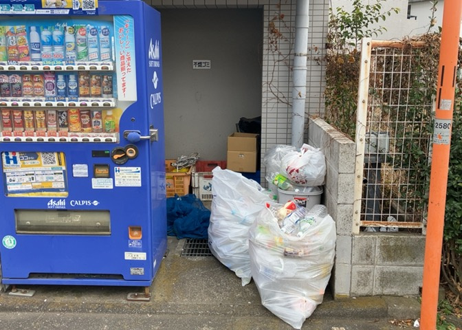 共有部分は、住民なら誰もが使える設備のこと。例えば駐車場やエレベーター、インターネット設備、セキュリティ設備などがあります。他にも、マンションの廊下・外部階段やエントランス・ゴミ置き場などがあります。