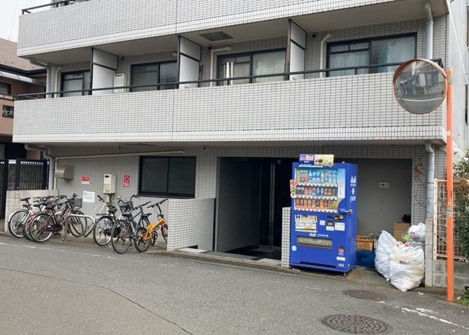 道幅が広い場所は日当たりや風通が良好です。幅が広いのですれ違いも可能ですし大きな車でも駐車可能！一方で、大型車が通ることも多くなるため交通量の増加により騒音に繋がります。また土地の値段が高くなります。