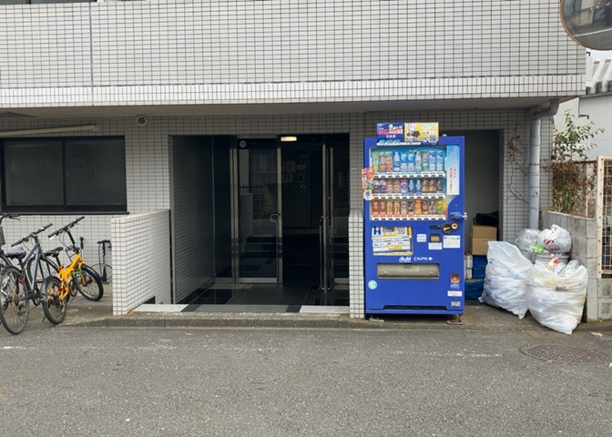ＲＣ造、Reinforced　Concreteは直訳すると補強されたコンクリートです。主に柱や梁・床・壁が鉄筋とコンクリートで構成おり、鉄筋を組んだ型枠にコンクリートを流し込んで固めたものを指します。