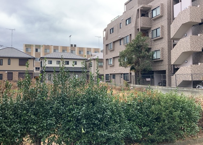 眺望を気にして物件を探す場合、前面に建物が建っていないか現地で確認しましょう！前面に建物があると景色はもちろん、日当たりや風通しにも影響が出てきます。住んだ時のことを想像しながら現地見学をしましょう。