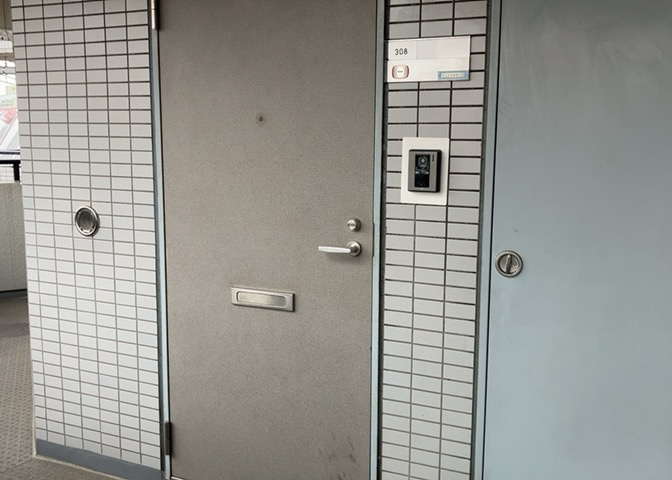 玄関は家の顔でもあり、家族以外の目にも止まる場所です。玄関は外との間を仕切る扉、靴などをしまっておく収納スペース、靴脱ぎのたたきスペース、来客とのやり取りをするドアホンなど複数のアイテムからなります。
