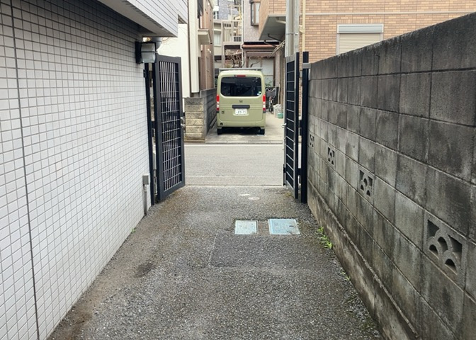 共用部分は、一棟の建物に住む区分所有者全員が共同で所有するとし、共用部分の管理、補修などは、区分所有者で形成される管理組合が行います。個人の判断で勝手に変更することはできませんので覚えておきましょう。