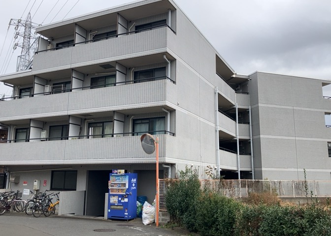 外観はマンション管理がされているかの目安になります。築年数が古いと、壁面は劣化してひび割れが生じることも！建物が古びていても細かいところが修繕されていると、きちんと管理されているなぁと感じるでしょう。