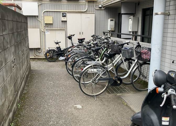 車一台あたりに必要なスペースは、標準サイズの普通自動車で横幅2m50cm、長さ5mは必要になります。ただし、乗降のことも考慮して横幅3m30cm、長さ5m50cmほどは確保できるところを選びましょう。