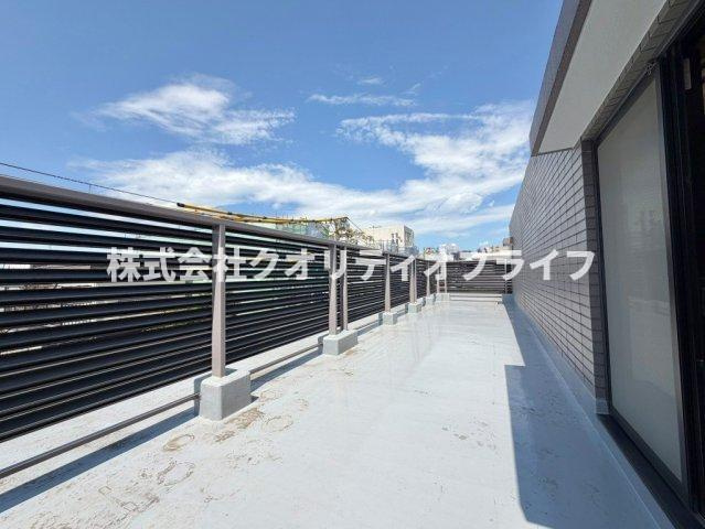 心地よい爽やかな風がお部屋の奥まで通り抜けるバルコニー。室内の空気をいつでもクリーンにリフレッシュしやすく、カビや湿気の発生を抑えて衛生的な暮らしをサポートしてくれます。
