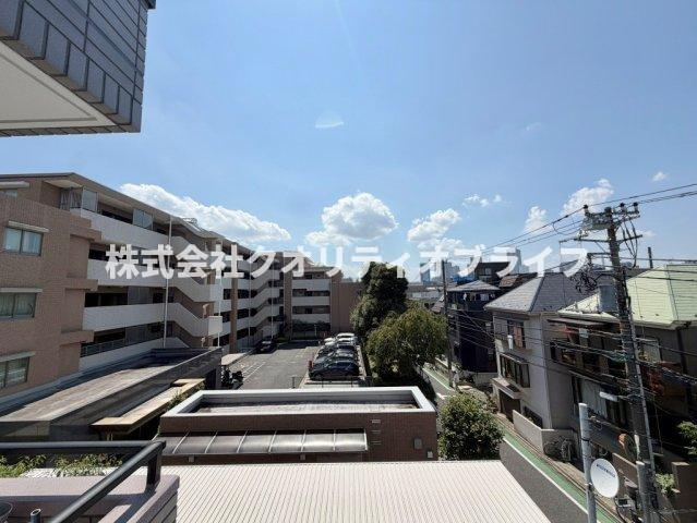前の建物との距離がしっかり保たれており、光を遮ることなく明るい陽射しを受け止められるバルコニー。外からの視線を適度に遮りながらも、室内の明るさと通風を心地よく確保できる設計です。
