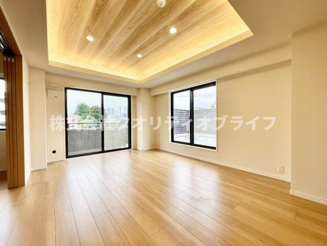 2面に窓が配置された開放感あふれる角部屋のリビング。風の通り道がしっかり確保されているため、1年を通じて通風良好で心地よく過ごせるお部屋です。