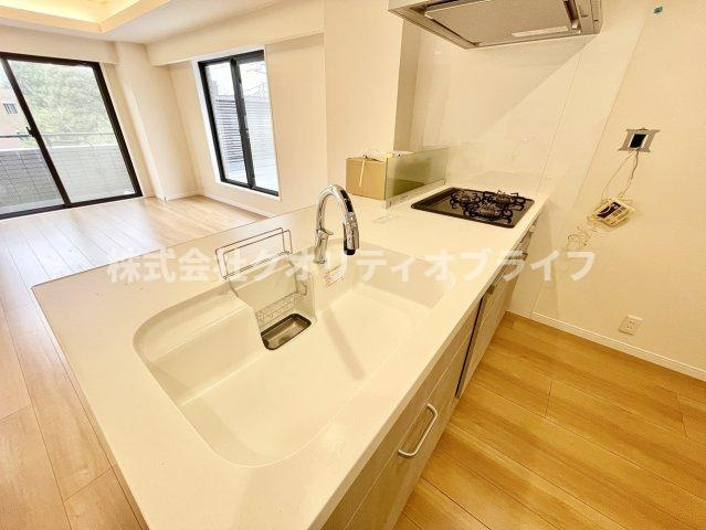 お部屋全体をさらに広く見せてくれる洗練されたキッチン。無駄のないクリーンな佇まいで、毎日の何気ない調理時間をちょっと特別なものに変えてくれます。