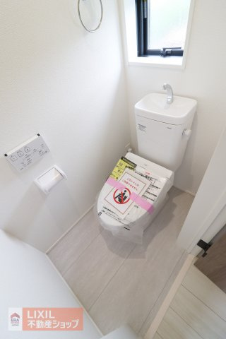 細かな温度調節ができ、清潔・快適に使用できる温水洗浄機能付トイレを採用しています。