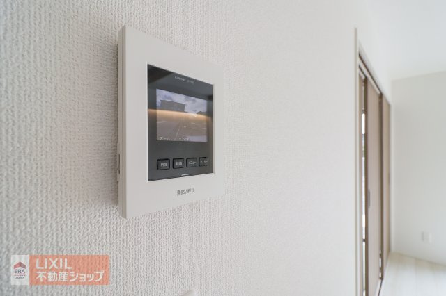 モニター付きインターホンです。玄関まで行かずに訪問者の姿を確認できるだけでなく、防犯にもつながるとても便利なアイテムですね。