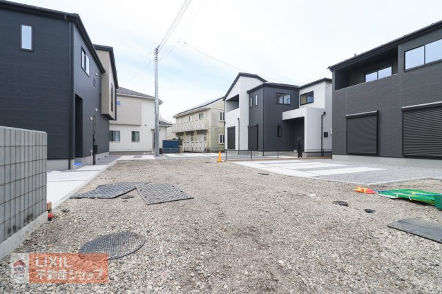 前面道路の現地完成写真です。ゆとりのある道幅や楽々駐車など、現地でご確認ください。