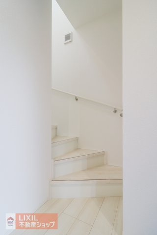 階段は手すり付き・折り返し設計。安全性の確保はもちろんのこと、住む人にとって上りやすく不便を感じない造りです。
