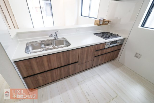 家族でのコミュニケーションがとれる対面型システムキッチンです。横一列にシンクとコンロをまとめたシンプルな形です。