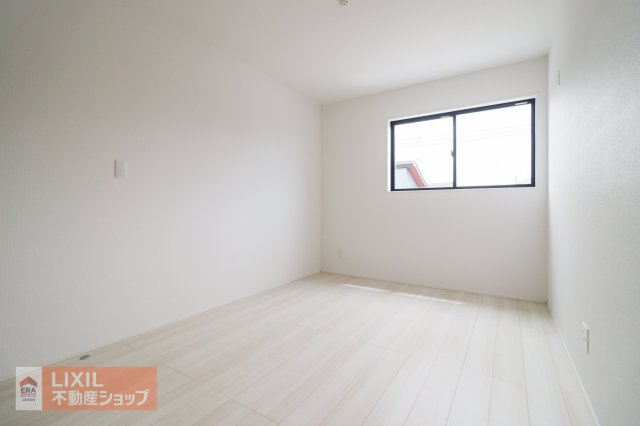 ベッドと勉強机を置いてちょうどいい広さです。各居室に収納スペースを完備しているので、収納家具を置かずにお部屋が片付き、すっきりと使えます。