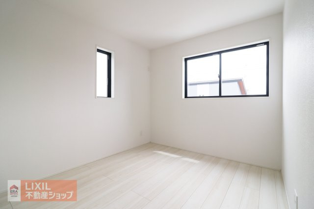 二面採光で太陽光が部屋に入りやすく、日中はとても明るいです。