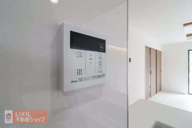 オートバスリモコンです。スイッチ1つで一定量の湯を浴槽に張ったり、保温や追い焚きをすることができるシステムが付いています。浴室以外からでも楽々操作が出来ます♪