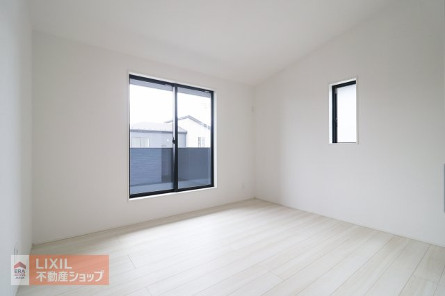 南に面した洋室は陽光ふりそそぐ明るい室内、2面採光で明るい印象の空間で開放感があります。