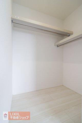 ハンガーパイプにかけられた衣類を一目で確認することができるので、探しているものが見つけやすく、必要なものもすぐに取り出すことができます。