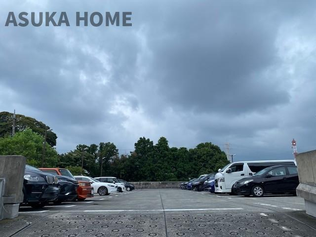 駐車場の空き状況については、お問い合わせ時に管理会社の方へ、その都度確認いたしますのでお気軽にお聞きください。