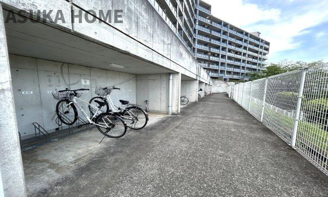 大切な自転車を雨から守ってくれる屋根付きの駐輪スペースです。