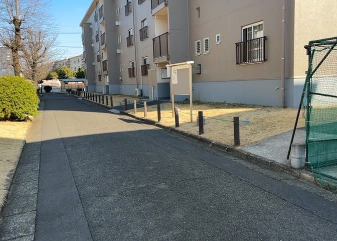 物件によっては、入居者が個人的に使用できる専用庭がついているものもあります。また、住宅の中にある土間の部分を庭と呼ぶこともあります。庭の用途は住む人によって変わり、それによってデザインもさまざまです。