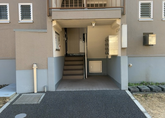 ラウンジは、マンションの共用スペースに椅子やテーブルなどを配置した利用者が寛げる空間です。屋内型ラウンジと屋外型ラウンジがあります。共用部分の管理状況と合わせて、詳細については現地でご確認ください。