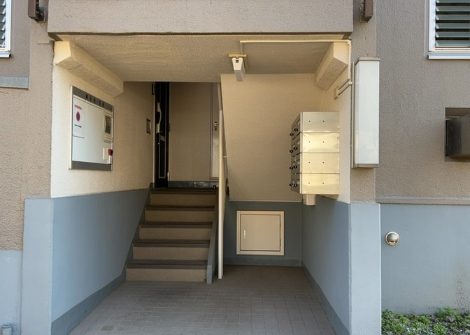 受付はマンションコンシェルジュがいる場合もあれば、管理人が滞在する小部屋を総称して呼ぶことがあります。主にエントランスに設置されていることから、防犯面でも期待ができます。防犯設備がない場合はより安心！