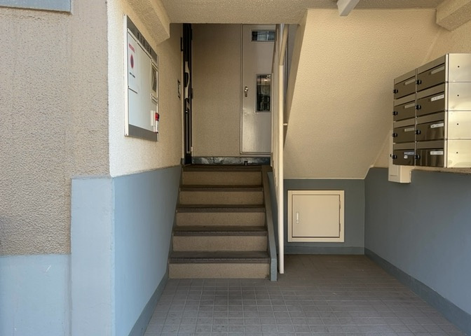 共用部分は、一棟の建物に住む区分所有者全員が共同で所有するとし、共用部分の管理、補修などは、区分所有者で形成される管理組合が行います。個人の判断で勝手に変更することはできませんので覚えておきましょう。