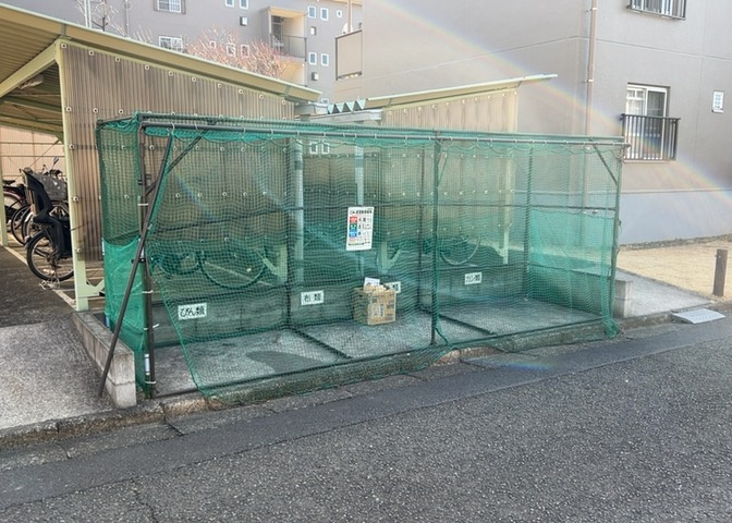 共有部分は、住民なら誰もが使える設備のこと。例えば駐車場やエレベーター、インターネット設備、セキュリティ設備などがあります。他にも、マンションの廊下・外部階段やエントランス・ゴミ置き場などがあります。