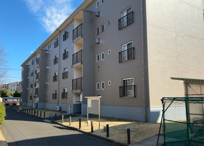 道幅が広い場所は日当たりや風通が良好です。幅が広いのですれ違いも可能ですし大きな車でも駐車可能！一方で、大型車が通ることも多くなるため交通量の増加により騒音に繋がります。また土地の値段が高くなります。
