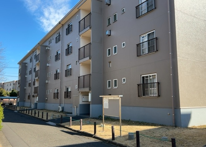 ＲＣ造、Reinforced　Concreteは直訳すると補強されたコンクリートです。主に柱や梁・床・壁が鉄筋とコンクリートで構成おり、鉄筋を組んだ型枠にコンクリートを流し込んで固めたものを指します。