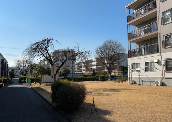 眺望を気にして物件を探す場合、前面に建物が建っていないか現地で確認しましょう！前面に建物があると景色はもちろん、日当たりや風通しにも影響が出てきます。住んだ時のことを想像しながら現地見学をしましょう。