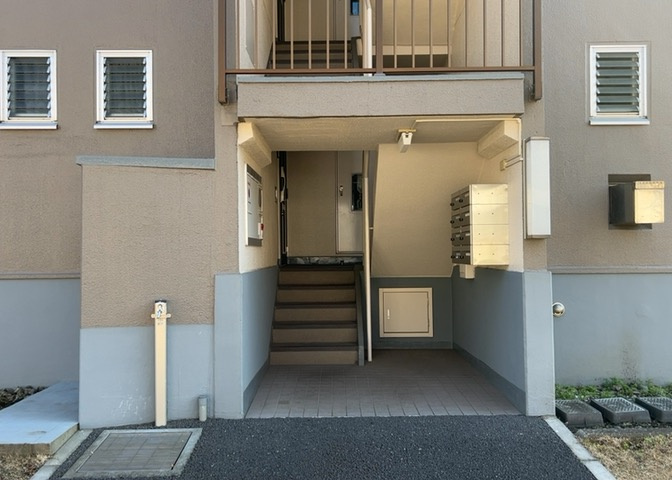 玄関は家の顔でもあり、家族以外の目にも止まる場所です。玄関は外との間を仕切る扉、靴などをしまっておく収納スペース、靴脱ぎのたたきスペース、来客とのやり取りをするドアホンなど複数のアイテムからなります。