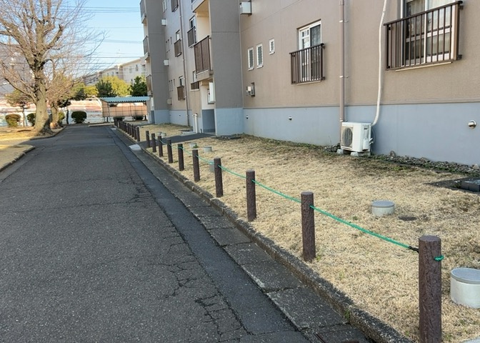 共有部分は、住民なら誰もが使える設備のこと。例えば駐車場やエレベーター、インターネット設備、セキュリティ設備などがあります。他にも、マンションの廊下・外部階段やエントランス・ゴミ置き場などがあります。