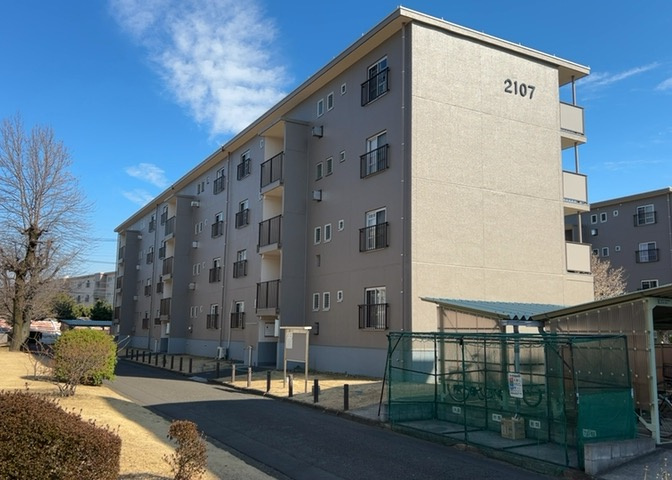外観はマンション管理がされているかの目安になります。築年数が古いと、壁面は劣化してひび割れが生じることも！建物が古びていても細かいところが修繕されていると、きちんと管理されているなぁと感じるでしょう。