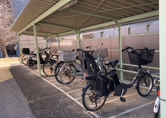車一台あたりに必要なスペースは、標準サイズの普通自動車で横幅2m50cm、長さ5mは必要になります。ただし、乗降のことも考慮して横幅3m30cm、長さ5m50cmほどは確保できるところを選びましょう。