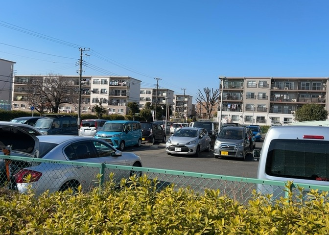 駐車場と明記されていても、最小スペースでつくられた駐車場だと大型車は駐車できなかったり、出入りしにくくなったりする可能性があります。お車のサイズと購入したい物件の駐車場のサイズを現地で確認しましょう。