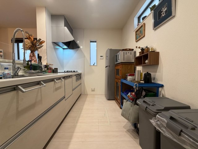 調理道具や調味料もすっきりしまえる、収納力のあるキッチンスペース