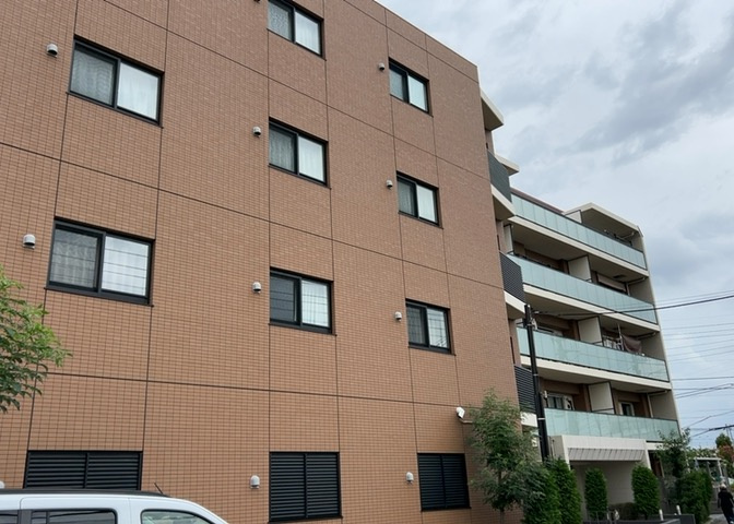 道幅が広い場所は日当たりや風通が良好です。幅が広いのですれ違いも可能ですし大きな車でも駐車可能！一方で、大型車が通ることも多くなるため交通量の増加により騒音に繋がります。また土地の値段が高くなります。