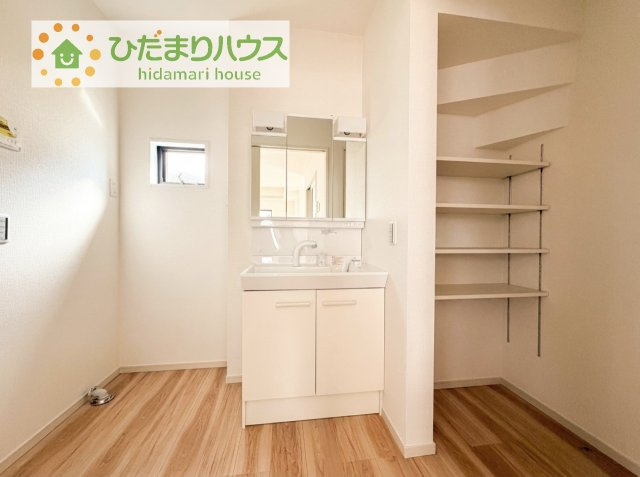 三面鏡の大きな鏡は憧れます(^^♪　鏡の後ろは収納となっていて、細かいものでも収納できるのでスッキリと整理できます！