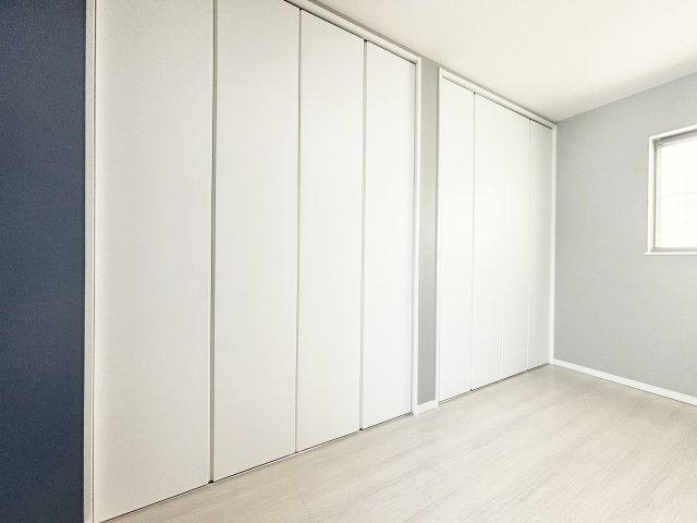 壁一面に収納を備え、居住空間をすっきり使える洋室です。