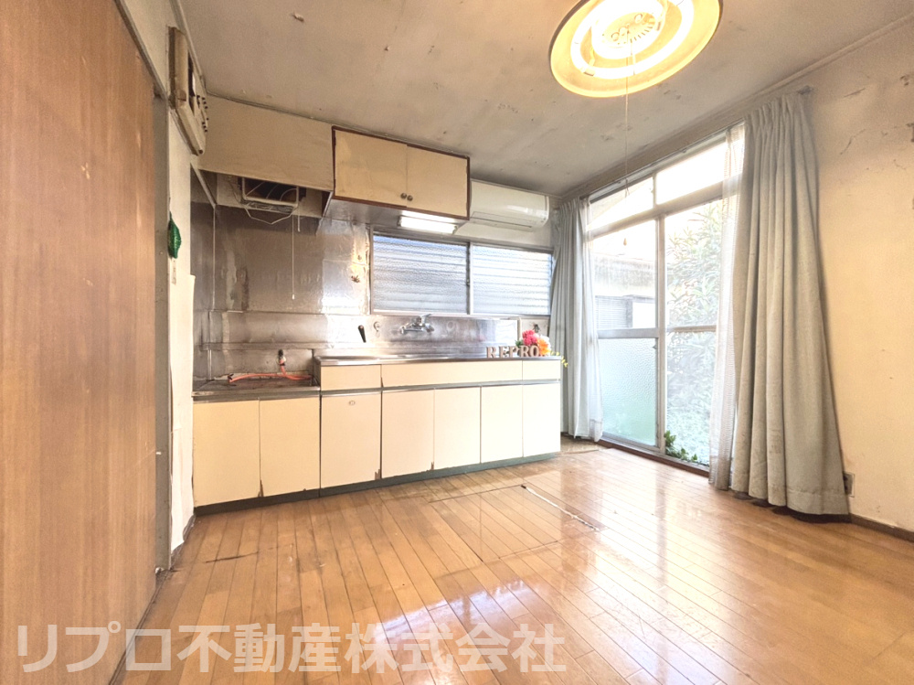 ダイニングキッチンは、2面に窓があり、明るく風通しの良い空間。コンロを設置してご使用いただけます！