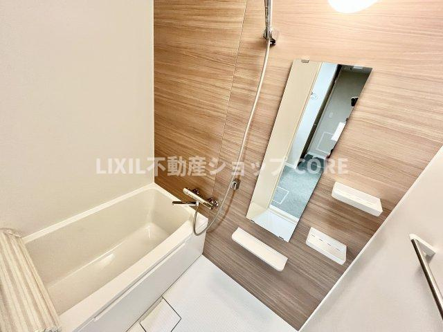 ゆったり入れる一坪バス。足を伸ばして入れるサイズは一日の疲れを癒すのに嬉しい広さですね。　