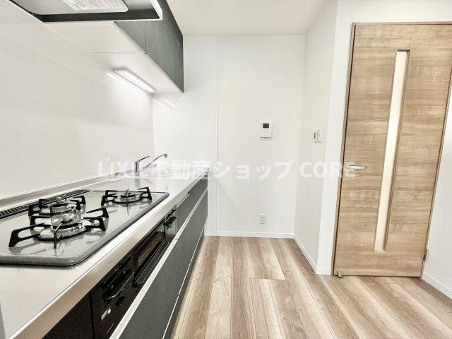 三口タイプのガスコンロ＆グリルでお料理の幅も広がります♪備え付けのカップボードも嬉しいですね☆　