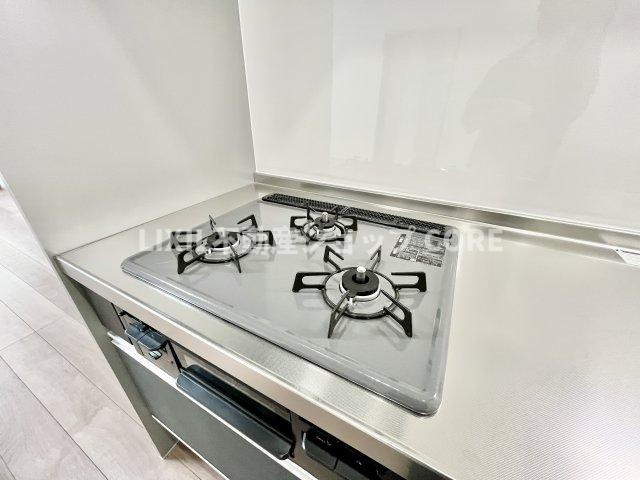三口コンロで、お料理の効率もアップ！使い勝手の良さを考えました。お洒落なシステムキッチンです。　