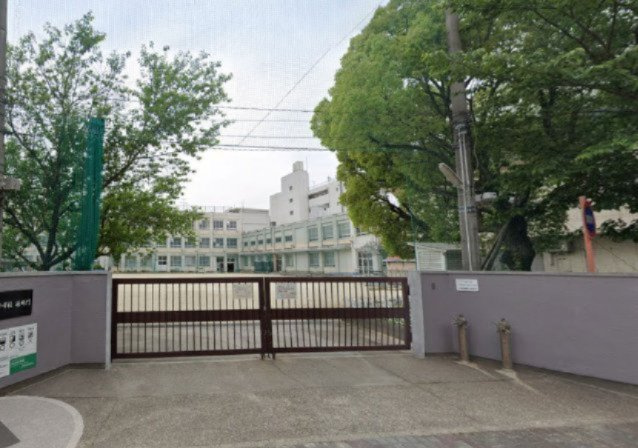 みやこ小学校まで約1080ｍ（徒歩14分）　※旧大和小学校と旧内山小学校は令和8年4月よりみやこ小学校に統合されました。令和10年度までは旧内山小学校、以降は旧大和小学校に通学することになります。