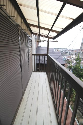 バルコニーは拡張され、L字型になる予定