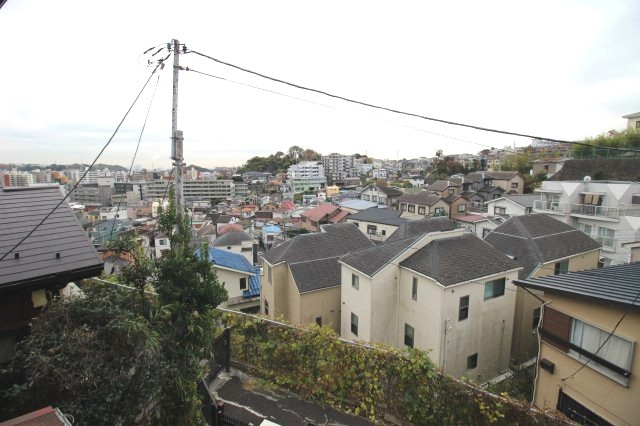 高台のひな壇につき、開放的な見晴らしを楽しめます