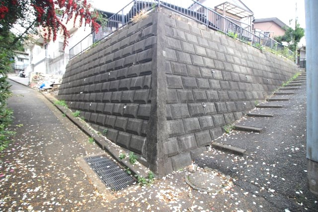 擁壁もなくなり、こちら側にもカースペースができる予定です